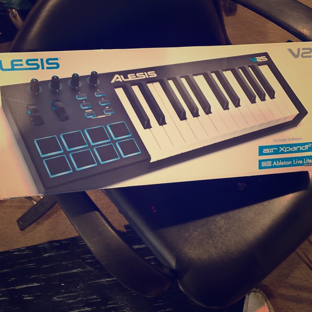 Alesis v25